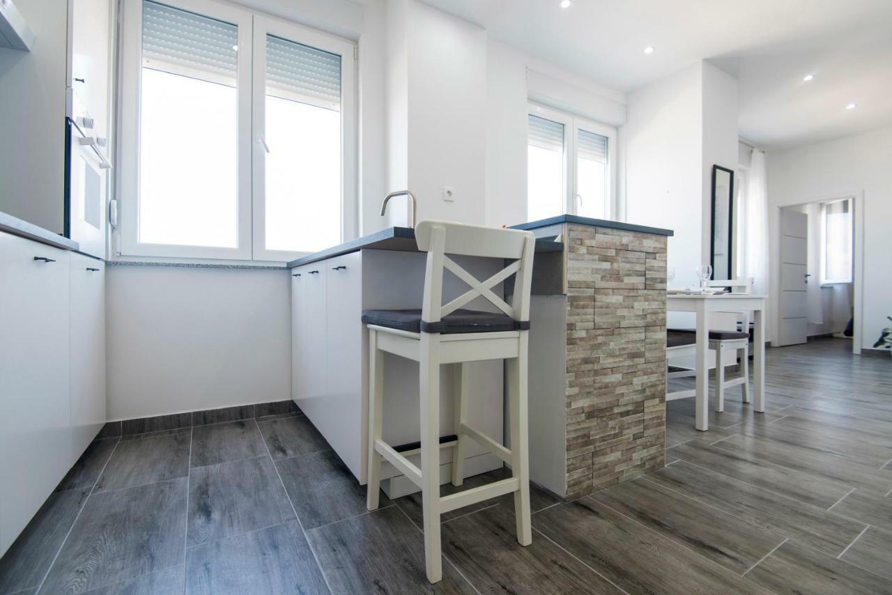 Apartment Pleasure 1 I 2 *